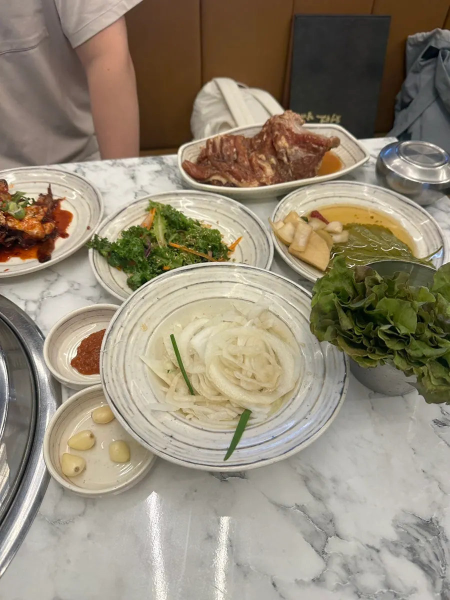 Jeongwon Galbi ssam vegetable self-service bar