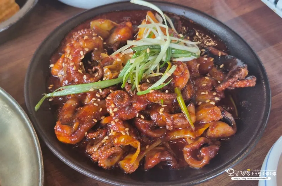 매콤한 양념 쭈꾸미와 돼지불고기 구성