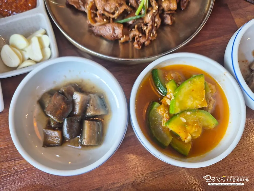 엄마의뚝심 반찬과 찌개가 놓인 한 상