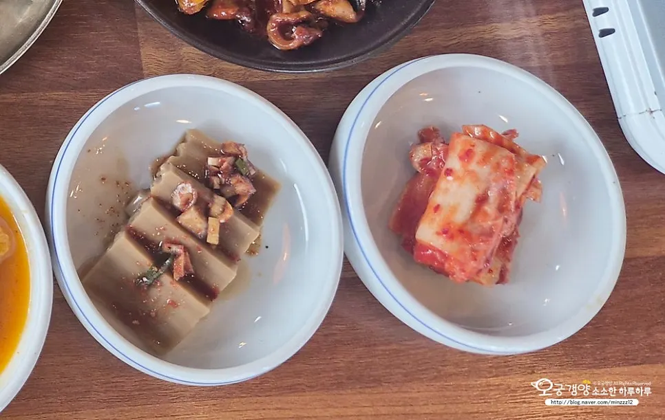 여러 가지 반찬이 깔린 밥상
