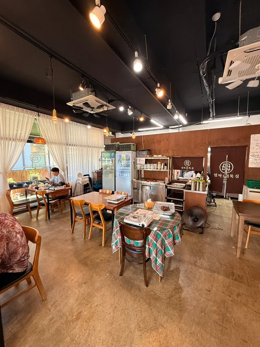 Eomma-ui Ttuksim interior in warm wood tones