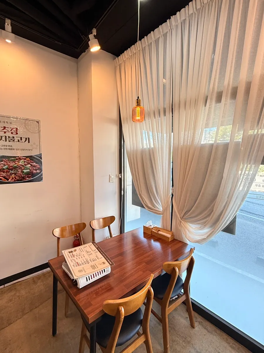 Comfortable dining area at Eomma-ui Ttuksim