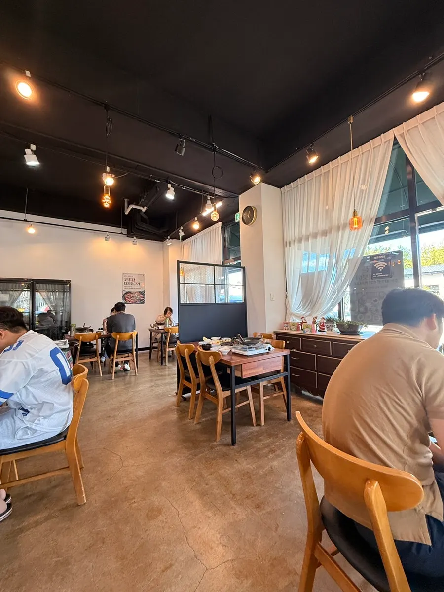 Table seating inside Eomma-ui Ttuksim