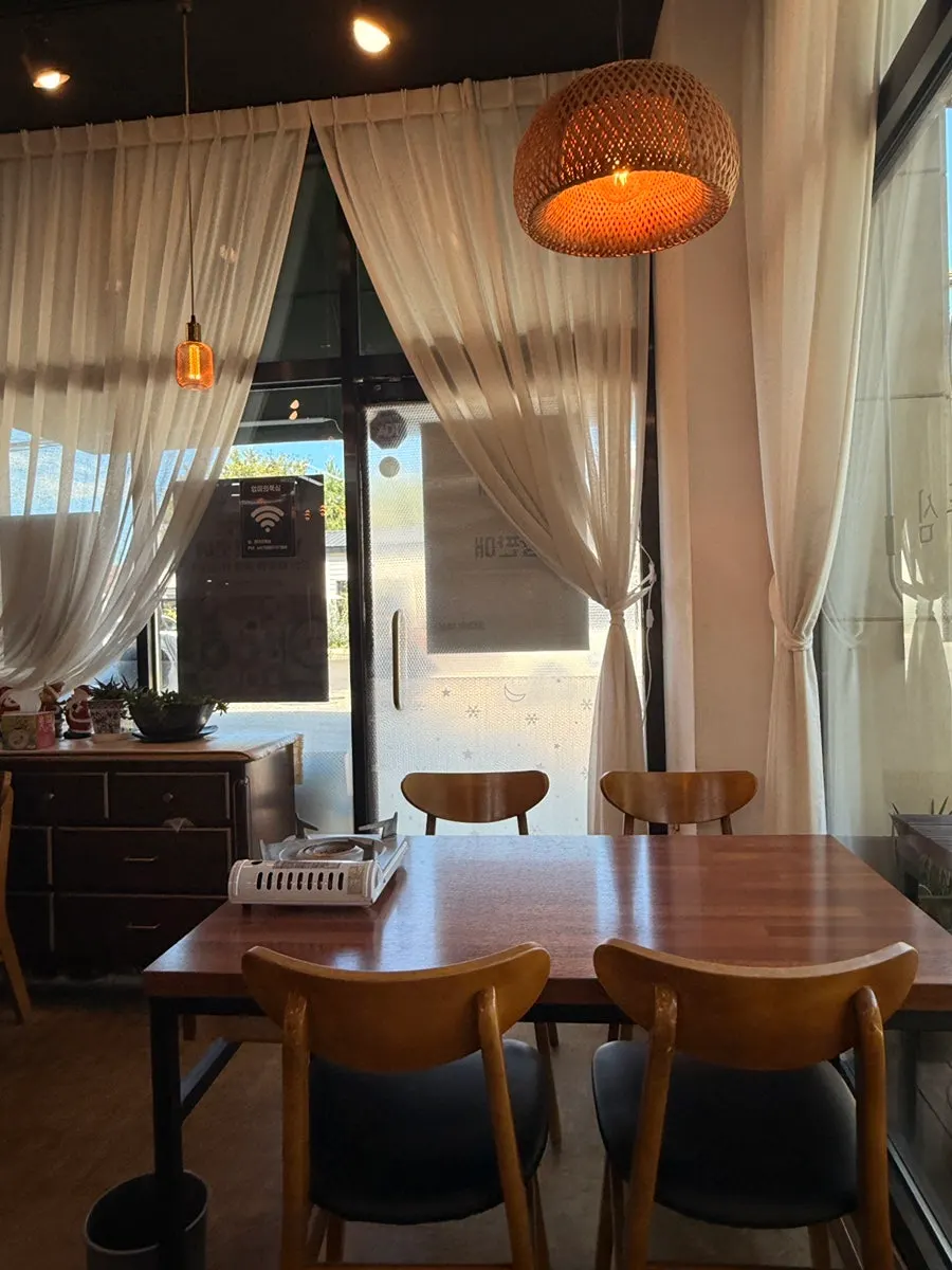 Window-side seating atmosphere at Eomma-ui Ttuksim