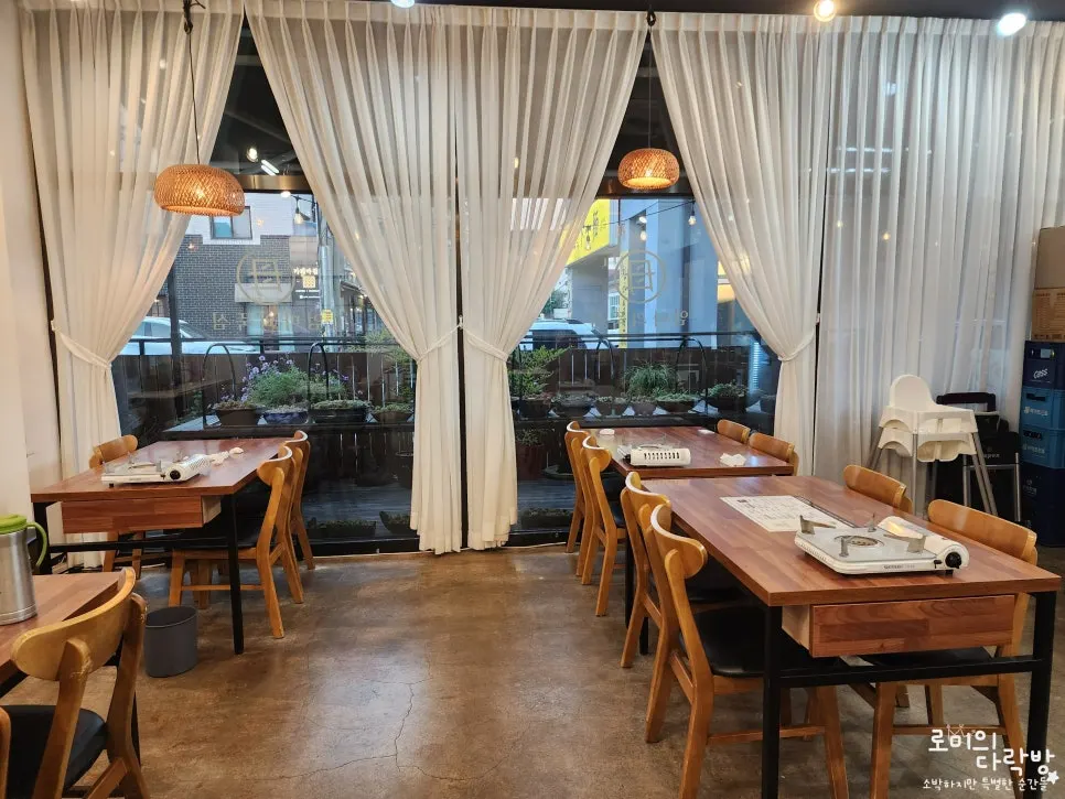 Neighborhood-eatery atmosphere with 7-8 tables