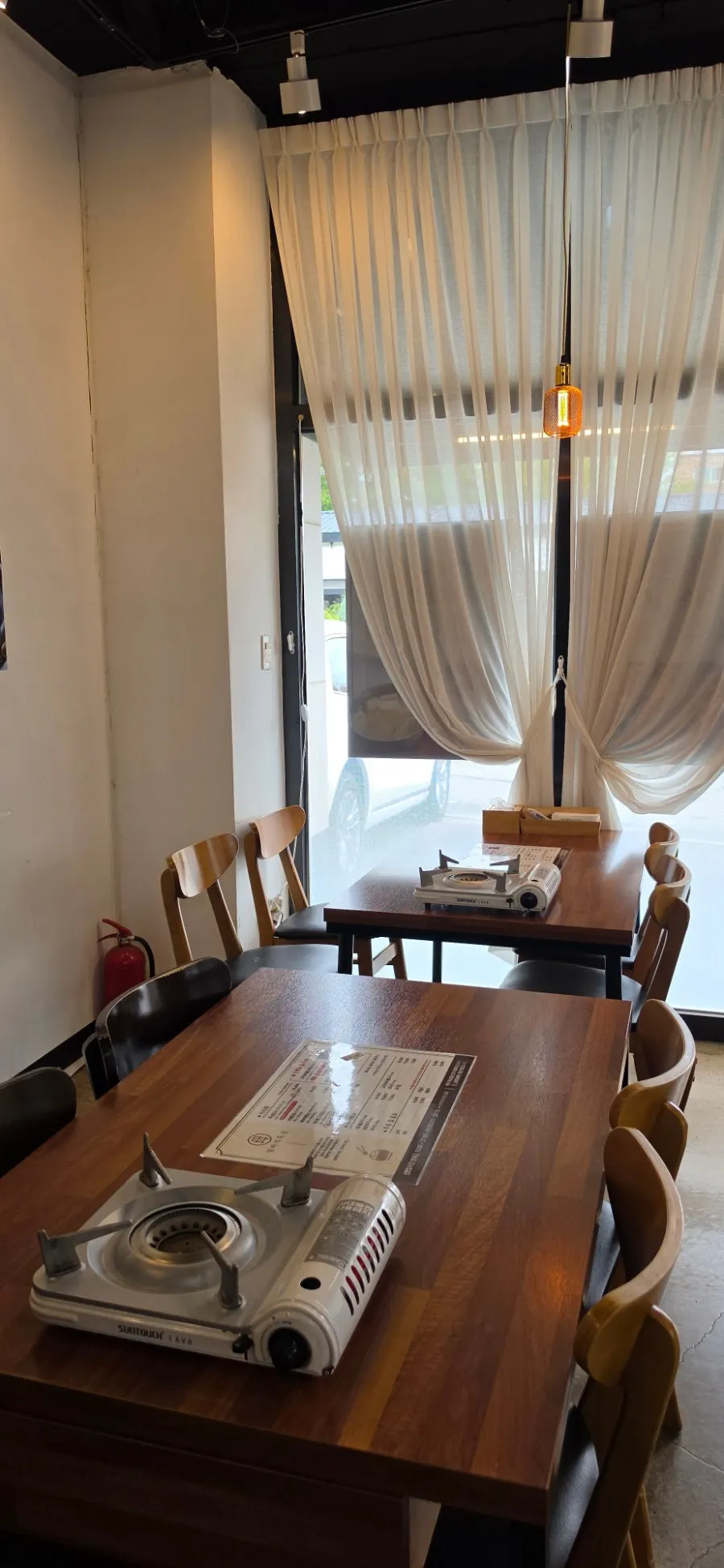Warm dining seats in the main hall of Eomma-ui Ttuksim