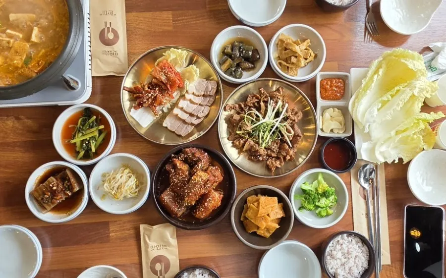 Ttuksim rice set for three laid out on the table