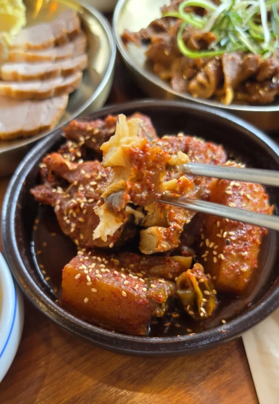 Spicy braised kodari coated in sauce