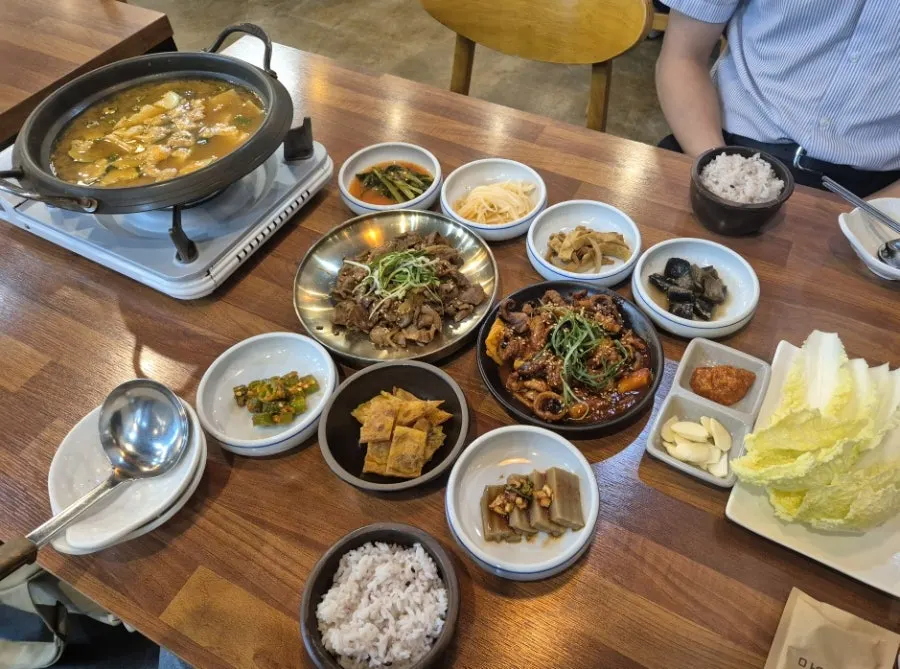A table fully set with the Ttuksim Jjukkumi Rice Table