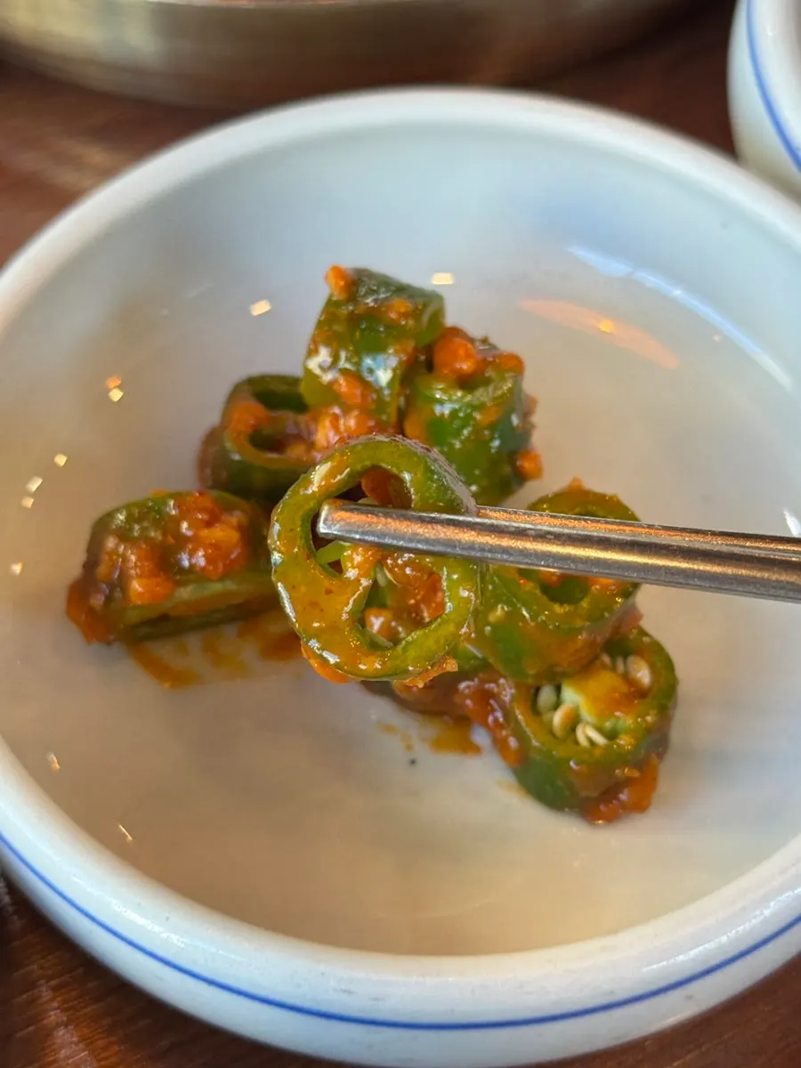 김치전과 도토리묵 등 기본 반찬