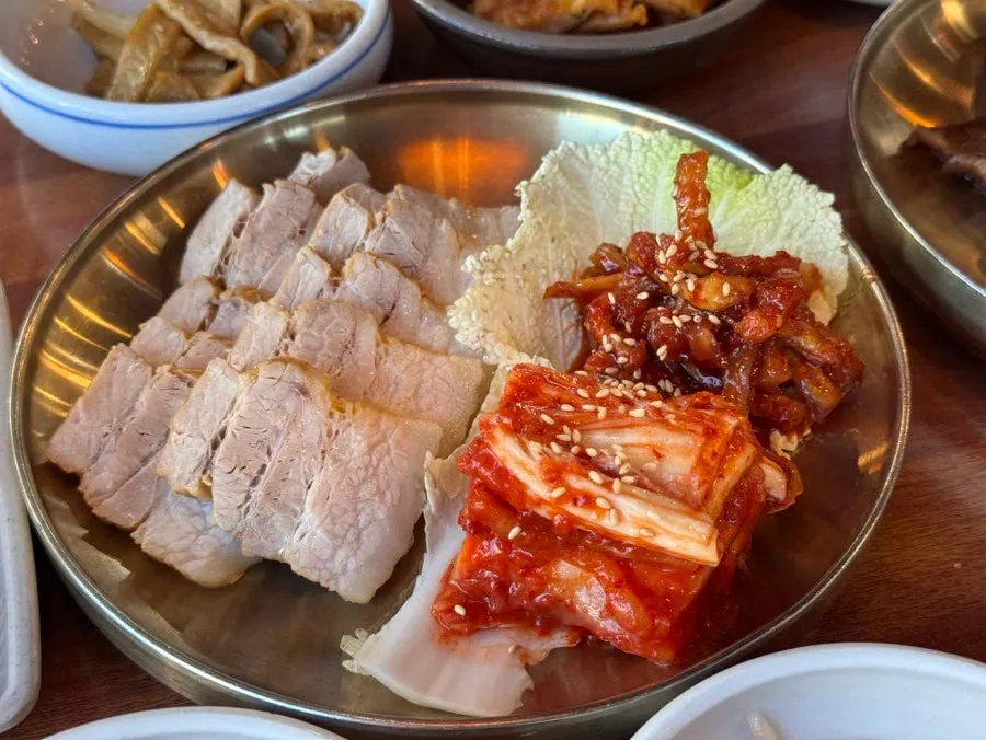 윤기 도는 보쌈 한 접시