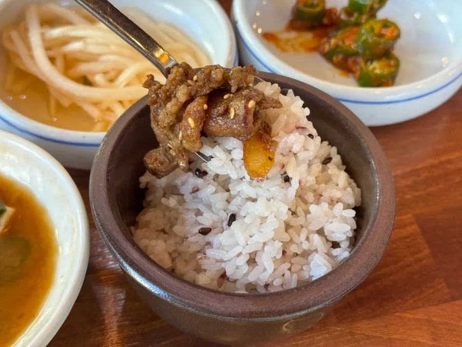 엄마의뚝심 돼지불고기 접시