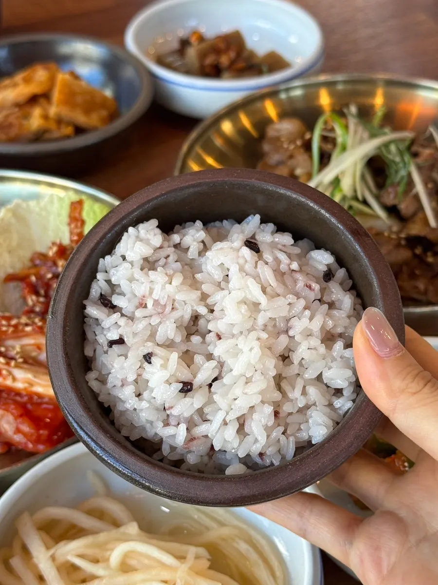 공기밥으로 제공된 찰진 흑미밥