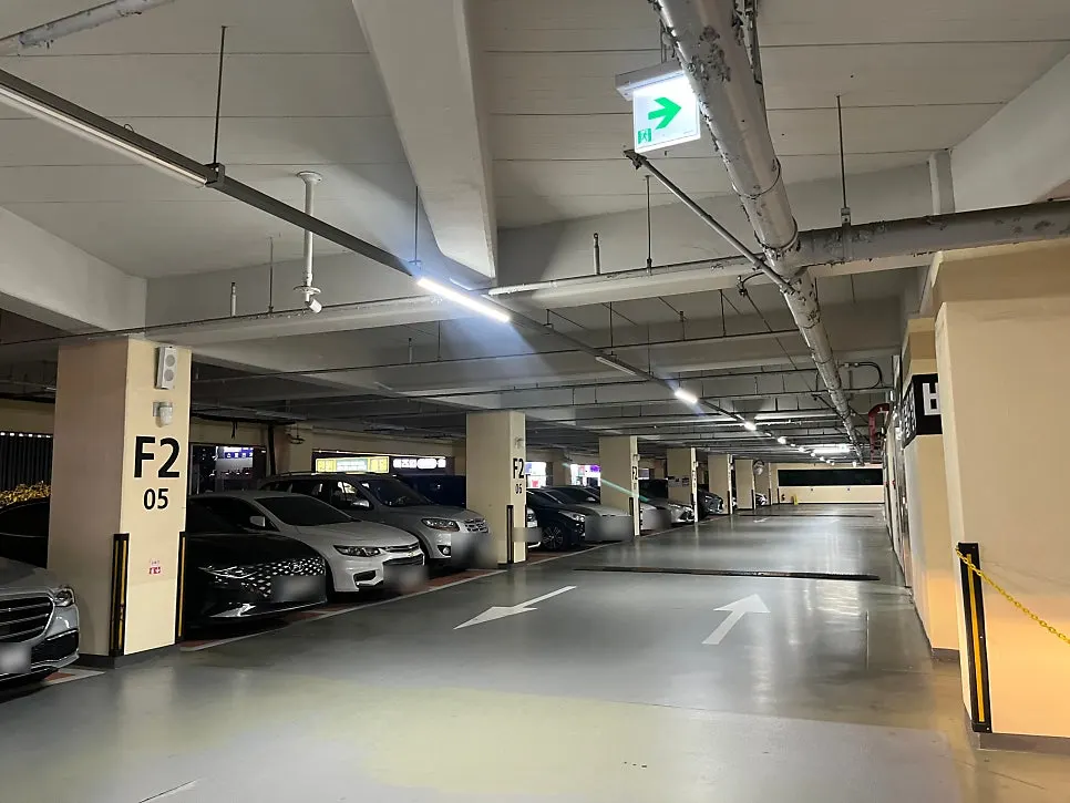 GSコンビニの隣、1階の店舗が見える通りの風景