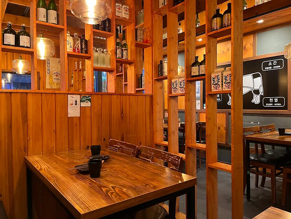 木目調で飾られたこぢんまりとした店内