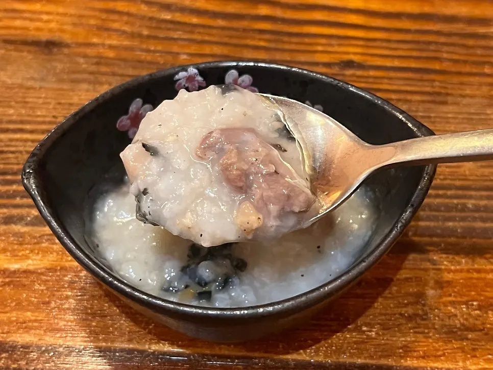 スプーンですくい上げた牛肉粥