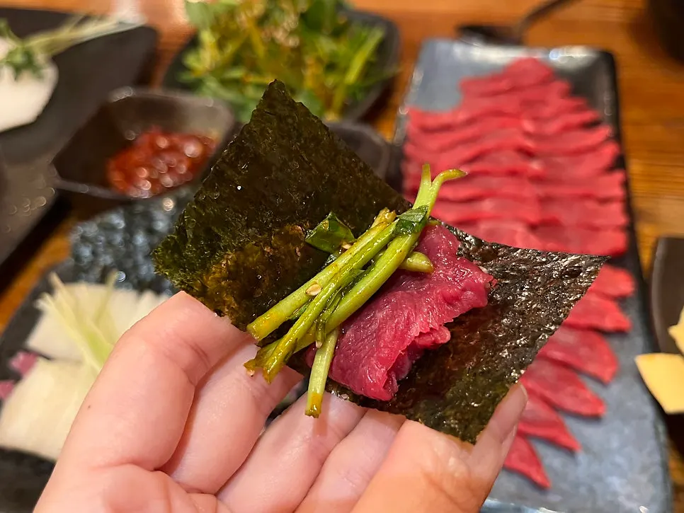 ヨンヤンブチュとミナリを乗せたユッケサシミ