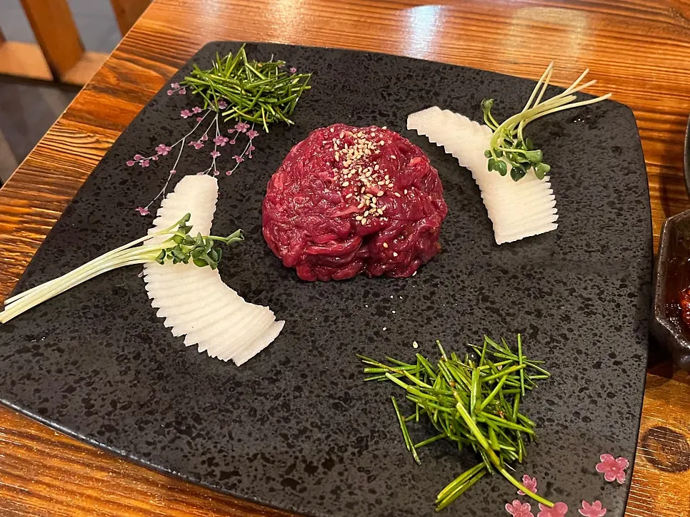 ニラの和え物と梨を乗せたユッケ小
