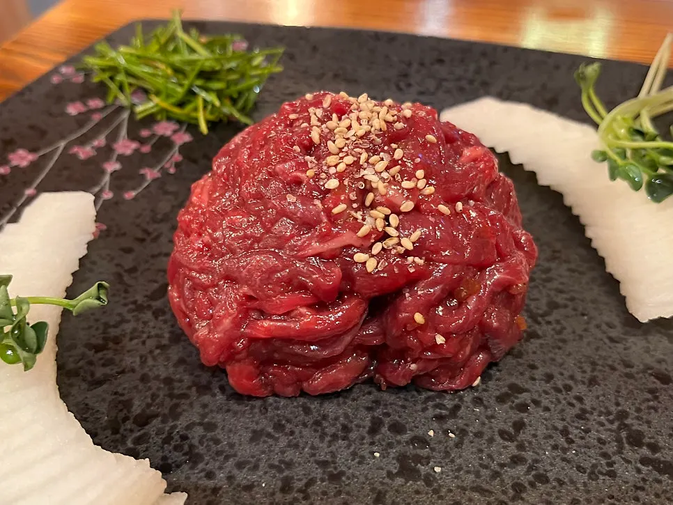 たっぷり盛られたユッケの一皿