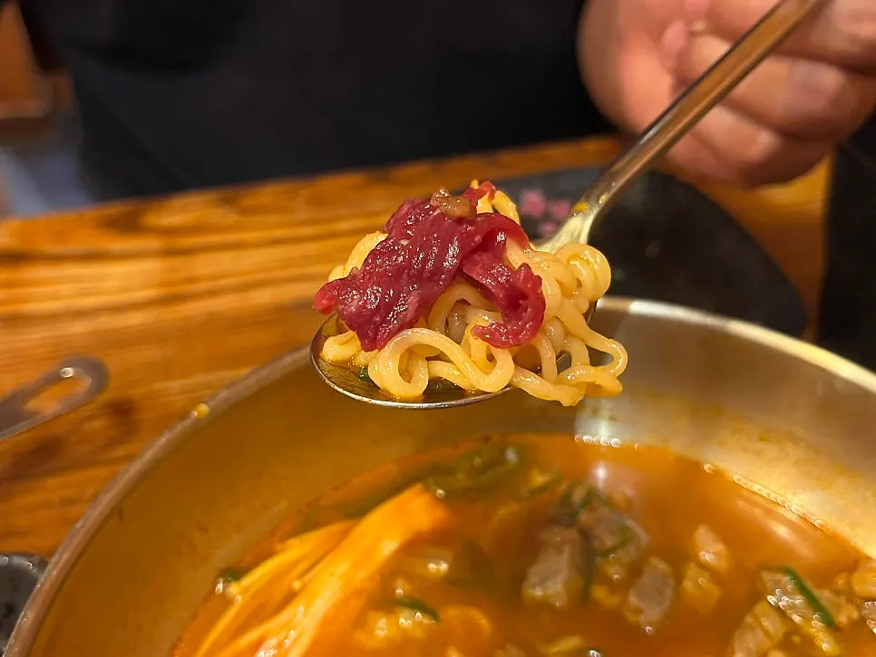 残ったユッケと一緒に食べる牛肉ラーメン