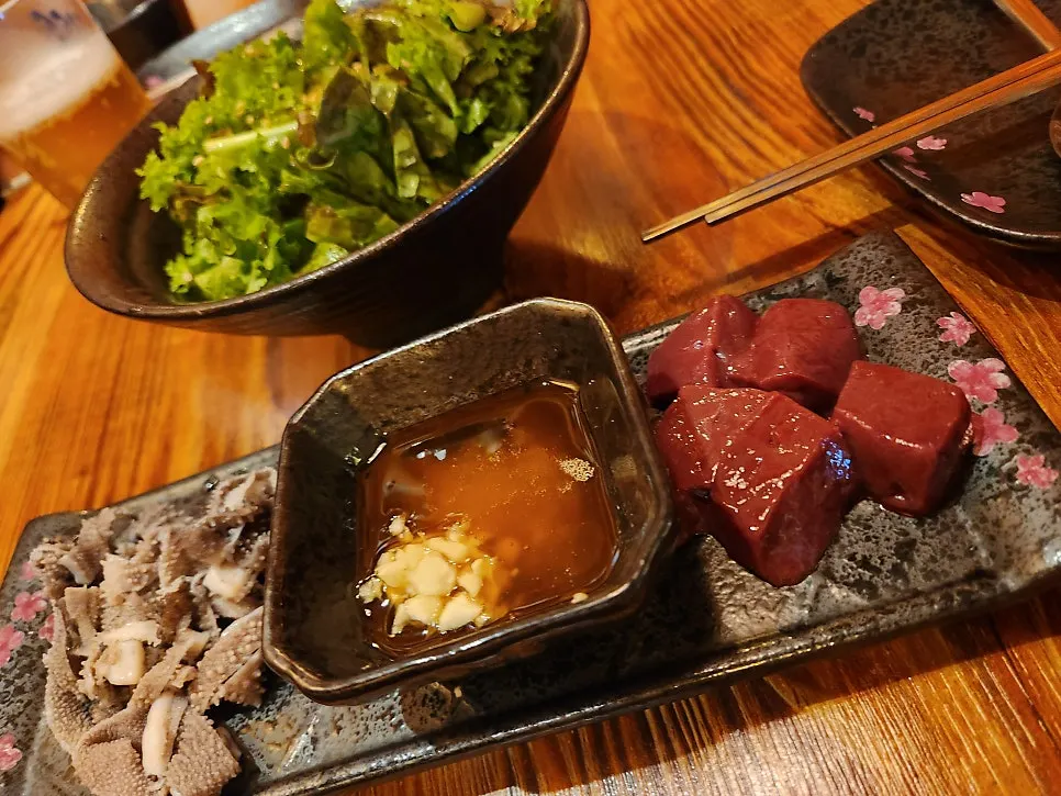 기본 반찬으로 나온 간과 천엽