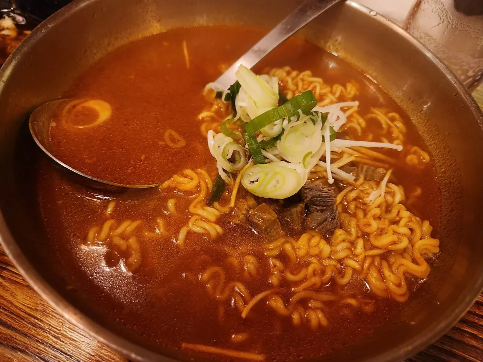육회말투아웃 테이블 전체 상차림