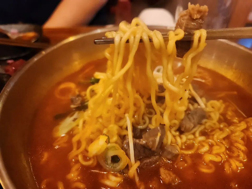 둘이 먹기 좋은 육회 소자와 라면 조합