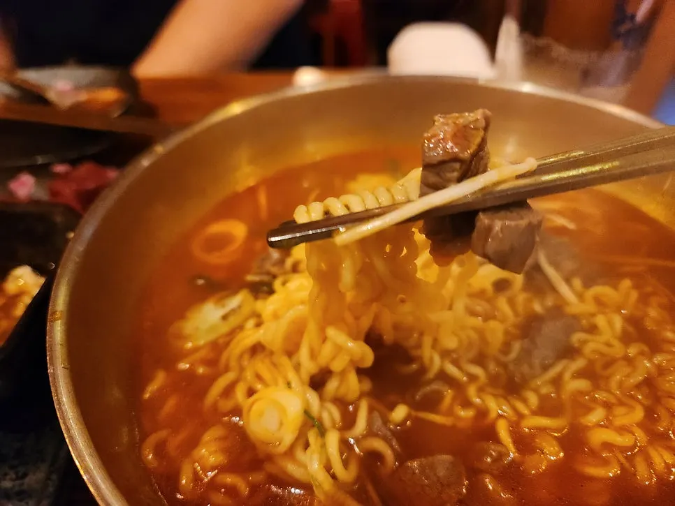 육회말투아웃 파주 야당점 좌석 분위기