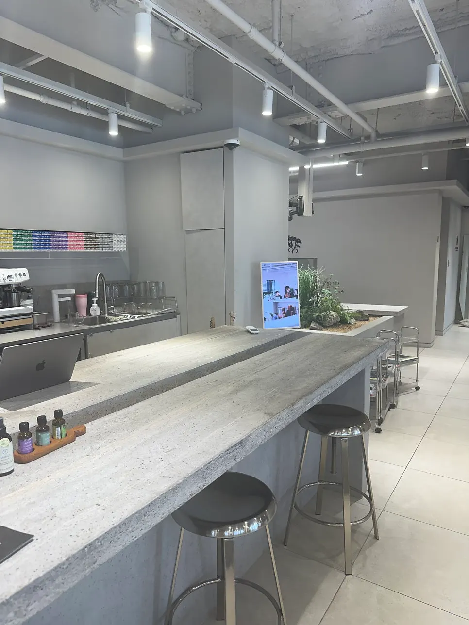 Neatly arranged interior of Tthe Art Hair Unjeong