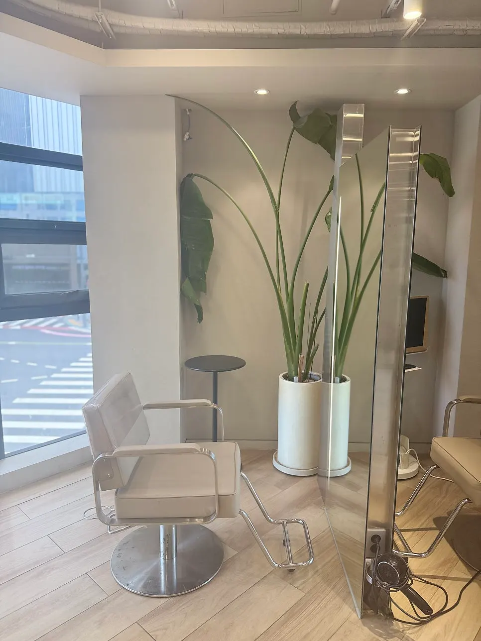 1:1 treatment chairs arranged at Tthe Art Hair