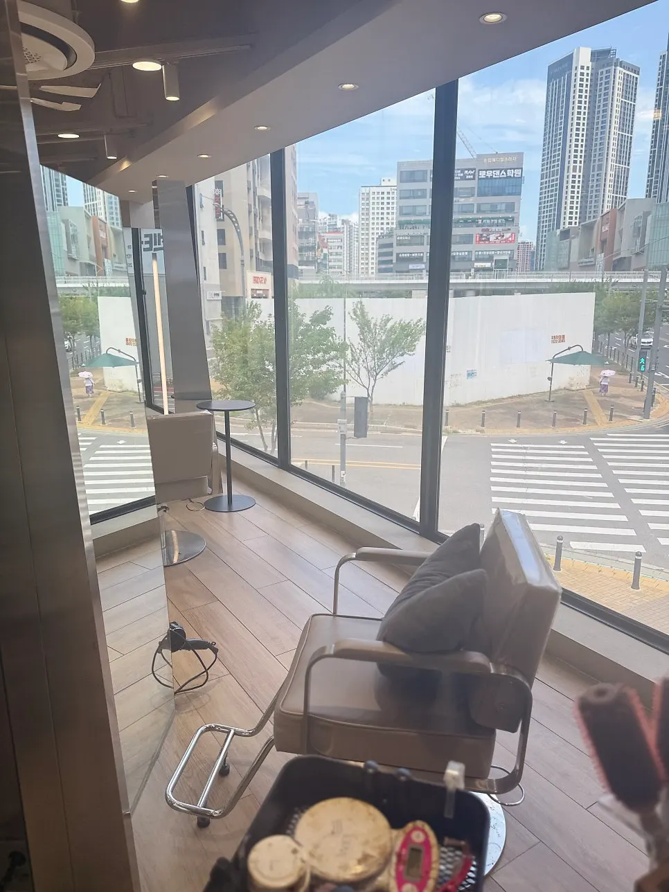 Seating area at Tthe Art Hair with no overlapping flow