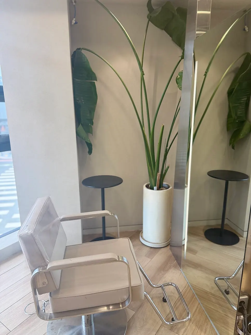 Waiting area at Tthe Art Hair Unjeong Station Branch