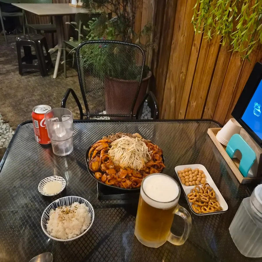 야장에서 마시는 생맥주 한 잔