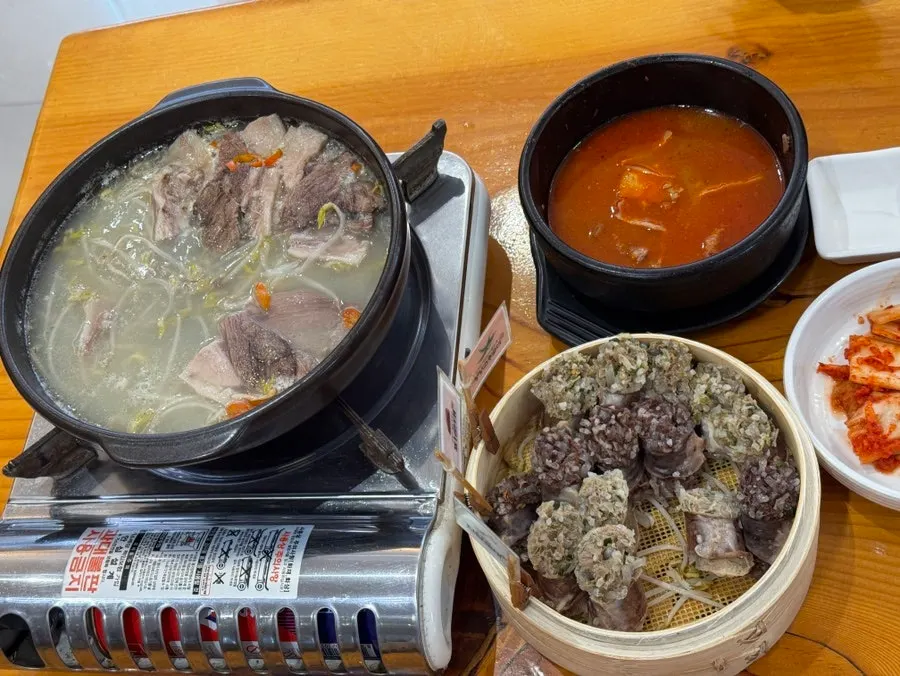 수육과 순대국이 함께 차려진 상