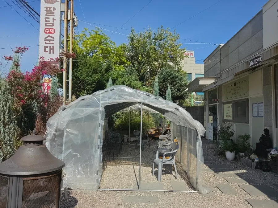 Storefront with CatchTable reservation notice