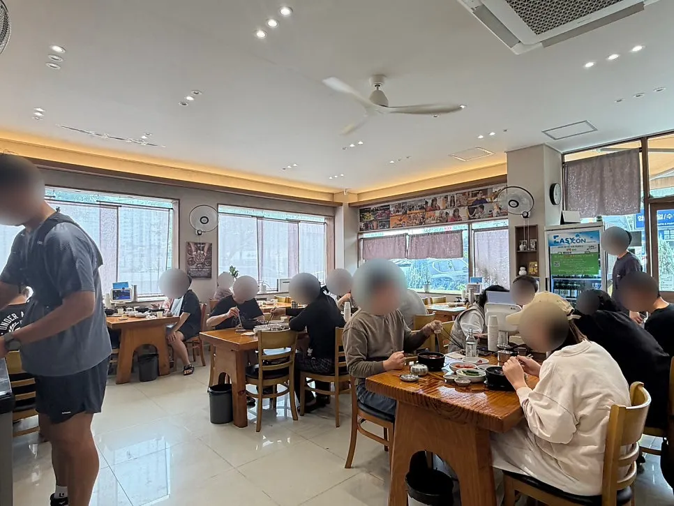 Table seating inside Paldam Sundae Gimpo Main Branch