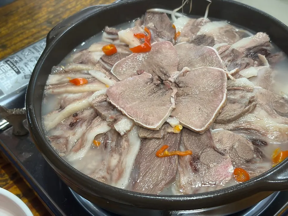 A plate of Paldam Sundae's head meat suyuk