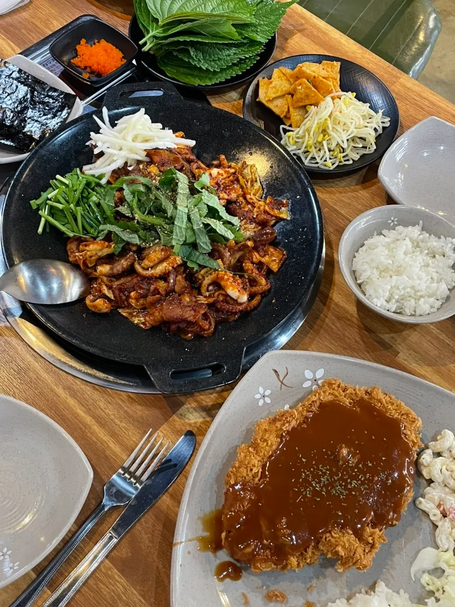 Jikhwa Bul Jjuksam served on a hot griddle