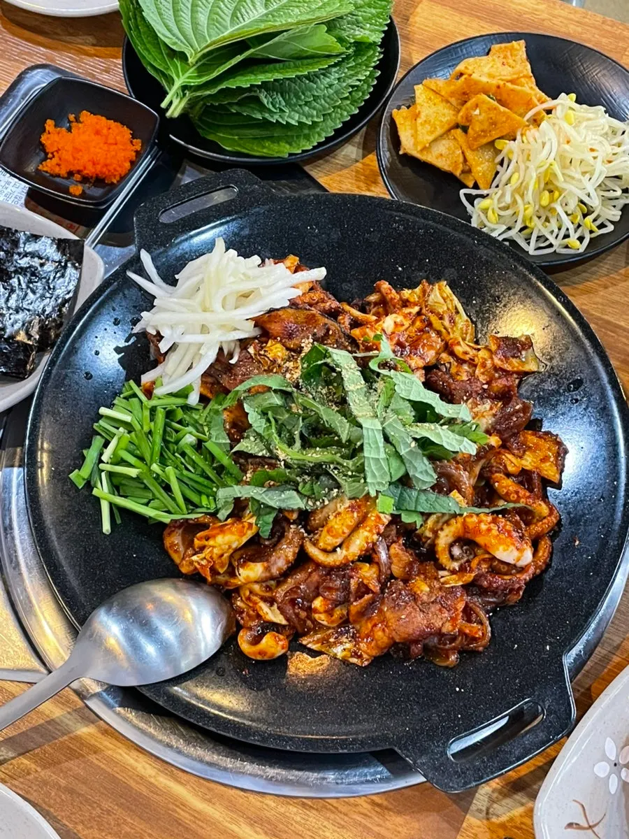 Close-up view of Jikhwa Bul Jjuksam on the griddle