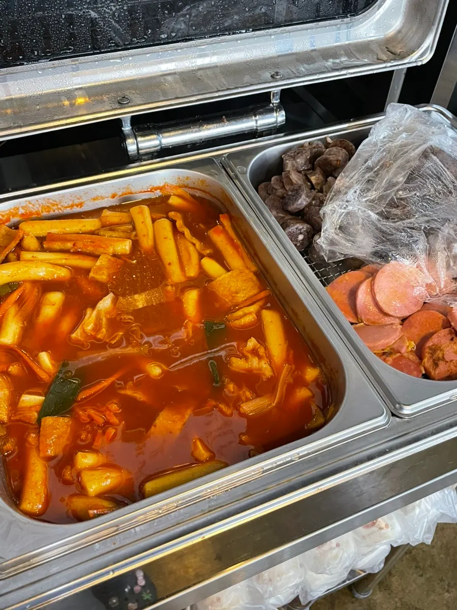Self-serve bar with tteokbokki, sundae, and mandu at Paldang Jikhwa Bul Jjukkumi