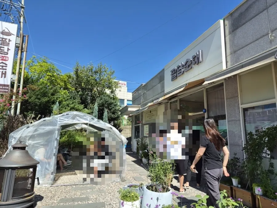 Exterior of Paldam Sundae Gimpo Main Branch with the parking lot next door