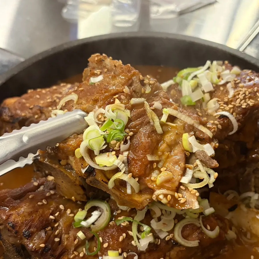 살이 실하게 붙은 돼지목뼈 뼈구이