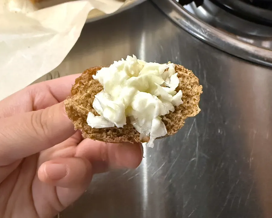 Bread topped with vegetables in sandwich style