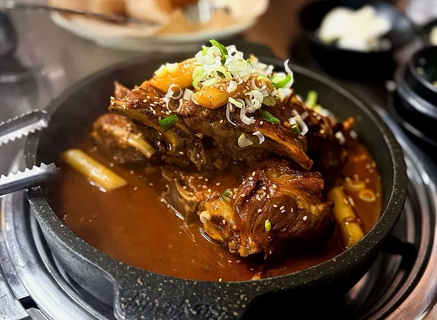 Mild-spicy bone grill, small size, served on a stone plate