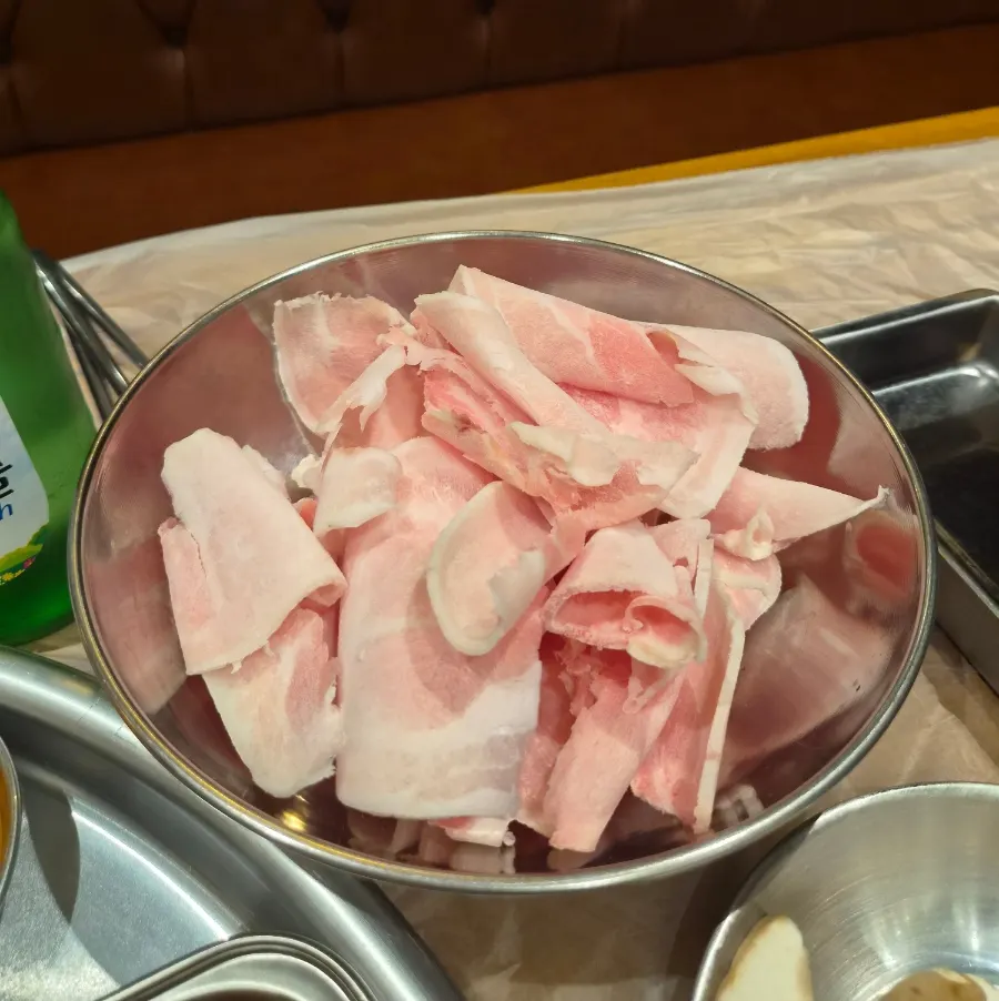 셀프바에서 담아온 김치 콩나물 쌈채소 기본 상차림