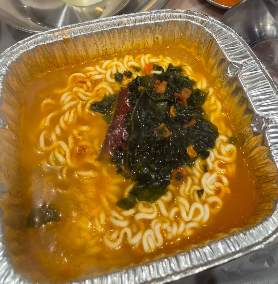 라면 종류가 진열된 셀프 라면 코너