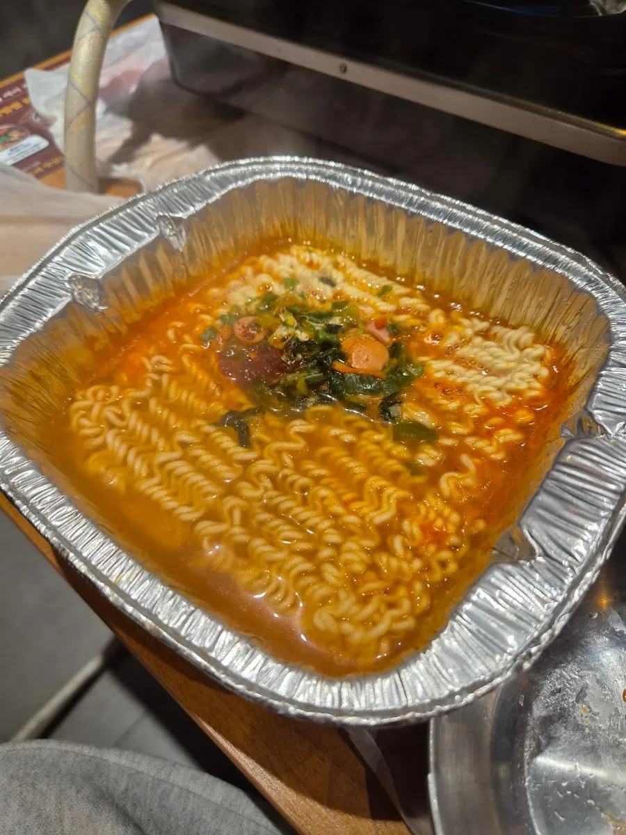 한강라면 조리기 앞에서 라면 끓이는 모습