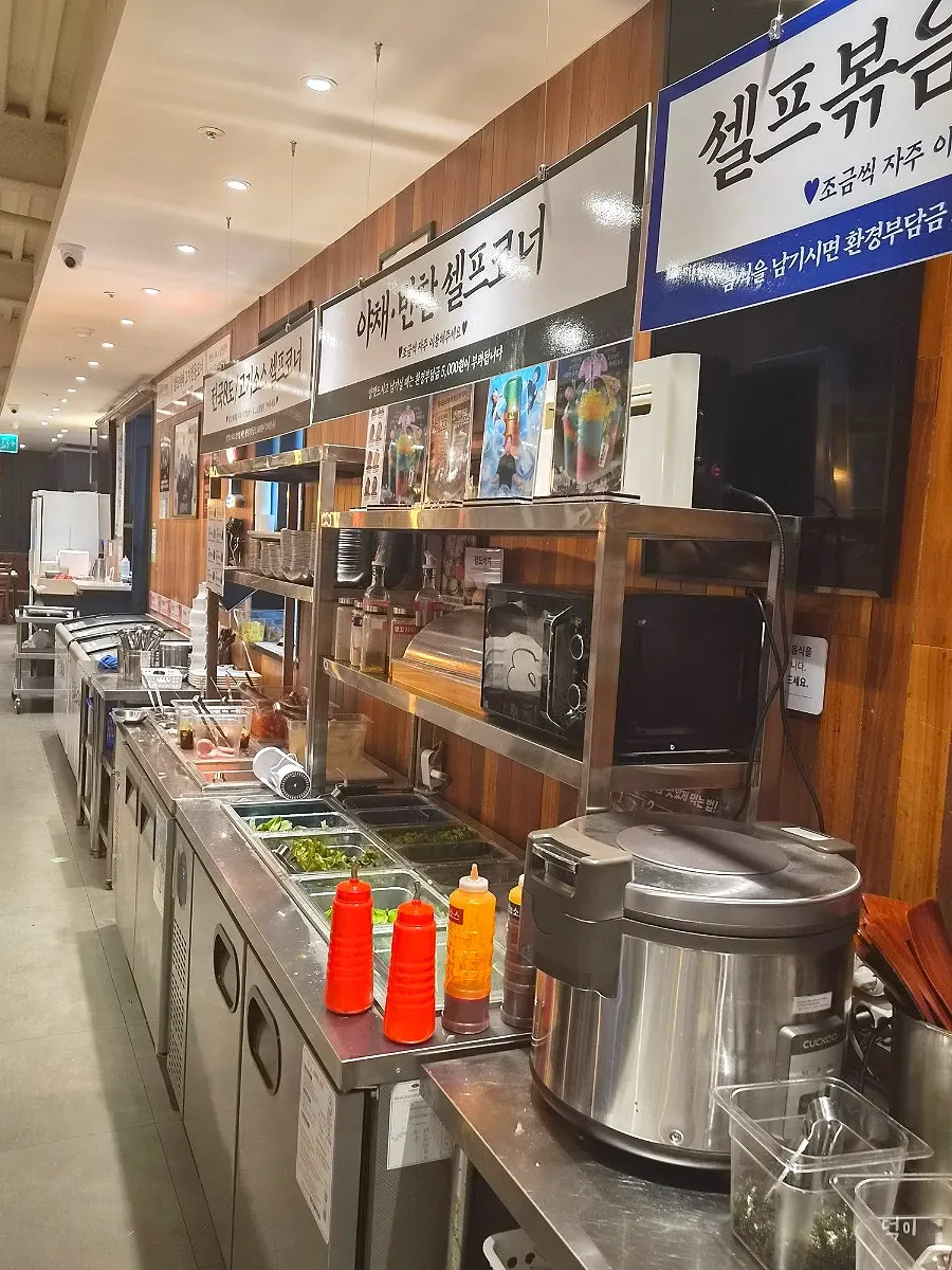 상추 깻잎 마늘이 놓인 팔도대패 셀프바