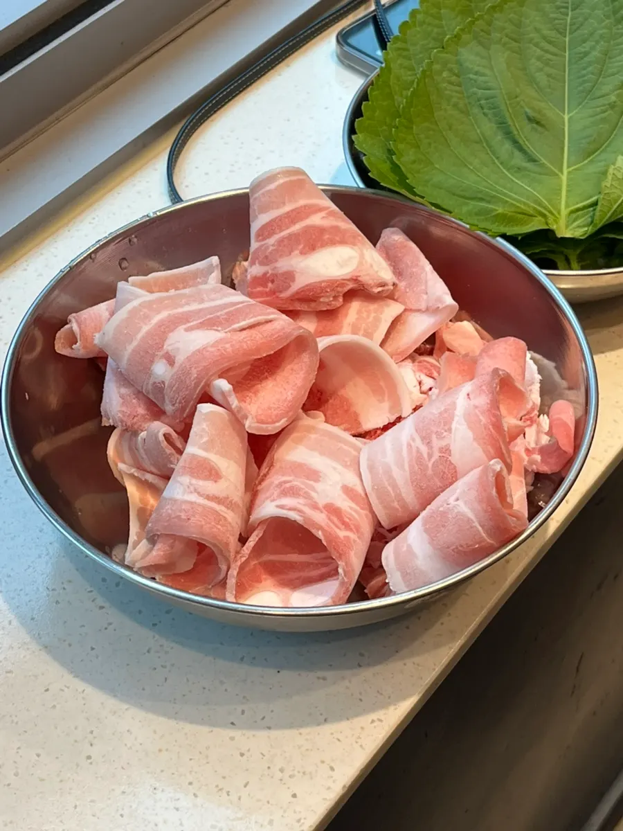 접시에 가득 담아온 대패삼겹살