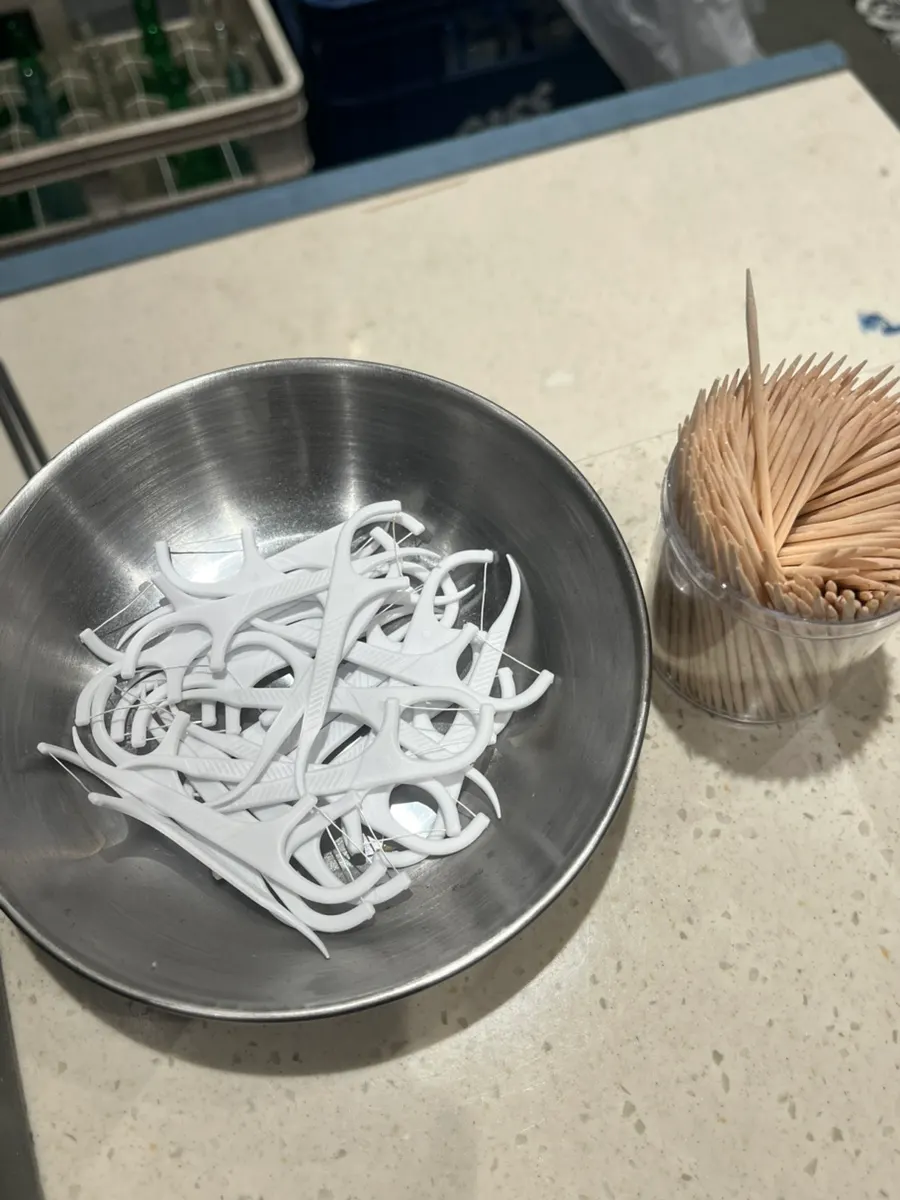 계산대에 놓인 사탕과 이쑤시개, 치실